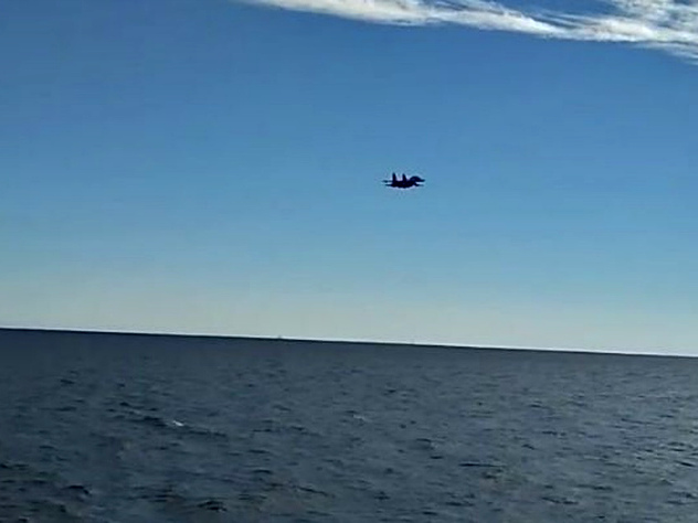 ВМС Украины не понравился низкий пролет над кораблями российского истребителя