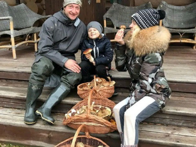 Рудковскую и Плющенко подловили на постановке съемки с корзинами грибов