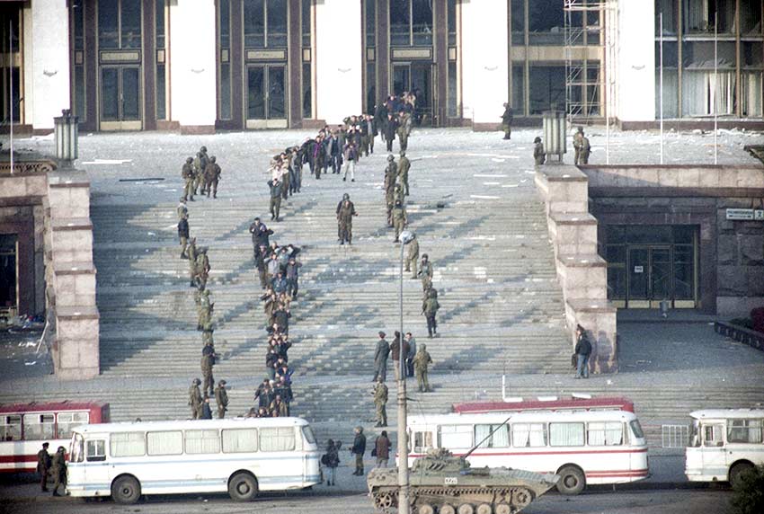 Сотни людей начали покидать российский Белый дом и сдаваться правительственным войскам. 