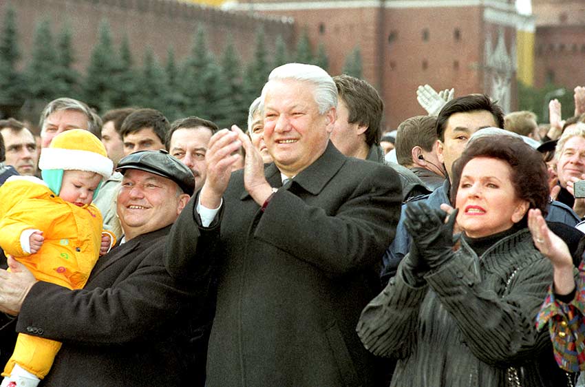Ельцин на концерте на Красной площади за неделю до октябрьского мятежа.