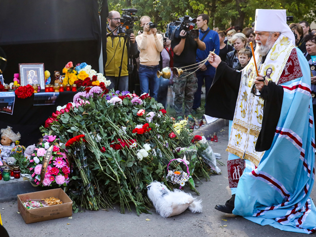 По погибшим отслужили молебен