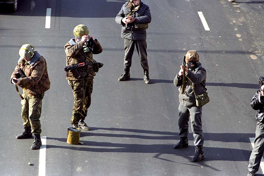 У здания Правительства Москвы (мэрии) на Новом Арбате. 
