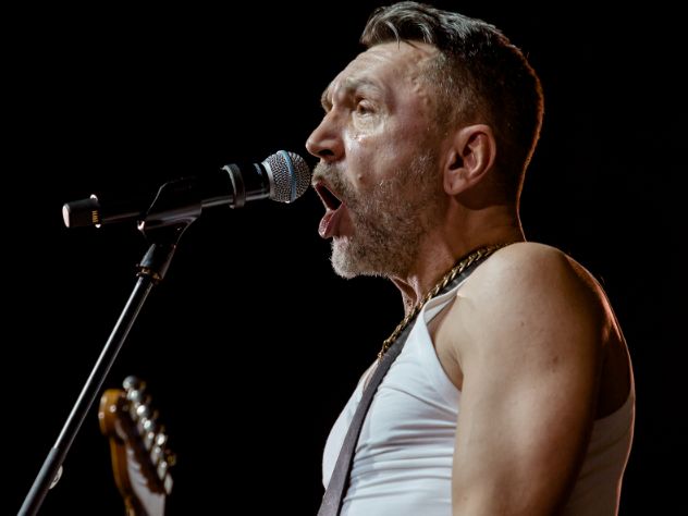 Волк из "Ну, погоди!" появился на футболке Шнурова