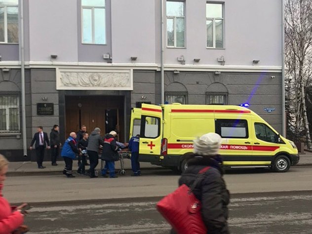Неизвестный подорвал бомбу в входа в УФСБ в Архангельске