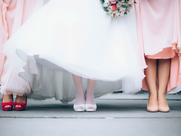 Невеста заставила своих подруг прийти на свадьбу в мужских костюмах