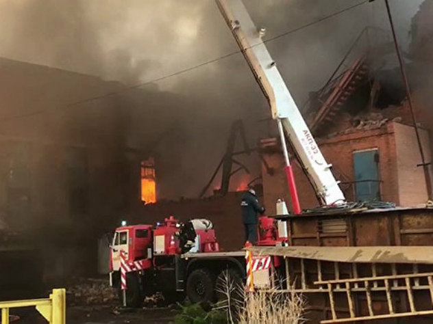 Премьер Северной Осетии перенес свой кабинет на территорию охваченного пожаром завода