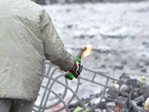 Бутылка с зажигательной семью не попала внутрь здания