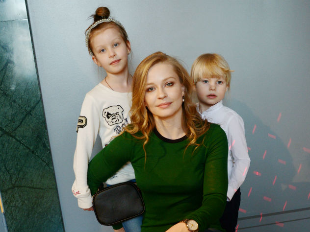 Юлия Пересильд с дочерьми