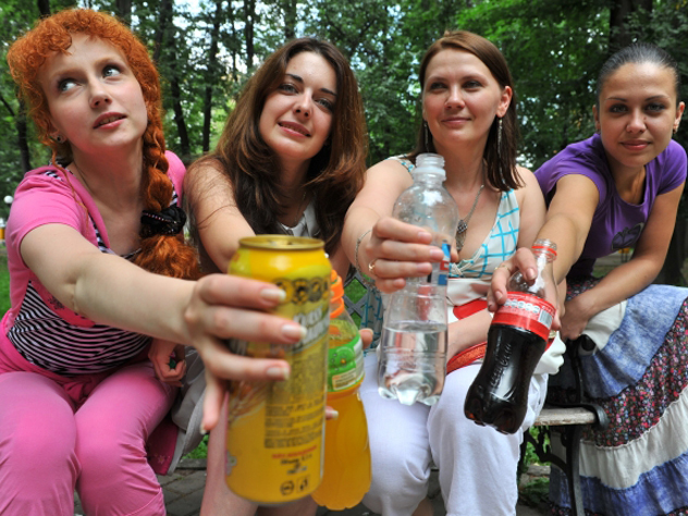 Одна бутылка сладкой воды может содержать более 15 ложек сахара