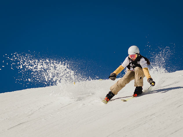 зима снег спорт горнолыжница горные лыжи гора