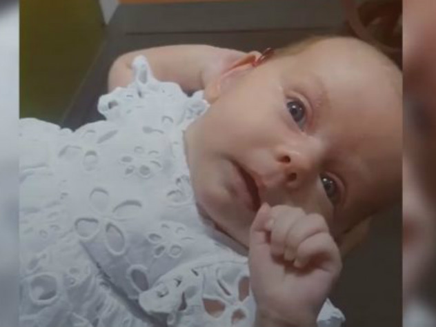 Мать сняла на видео момент, когда ее дочь впервые смогла слышать