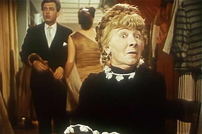 В фильме «Девушка без адреса», 1957 г.