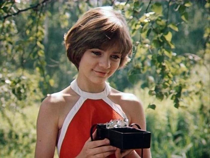 После выхода на экраны в 1985 году фильма «Гостья из будущего» Алиса Селезнева стала всенародной любимицей. Кадр из фильма