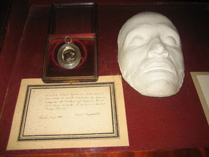 Посмертная маска и прядь волос Пушкина в музее на Мойке, 12. Источник: wikimedia