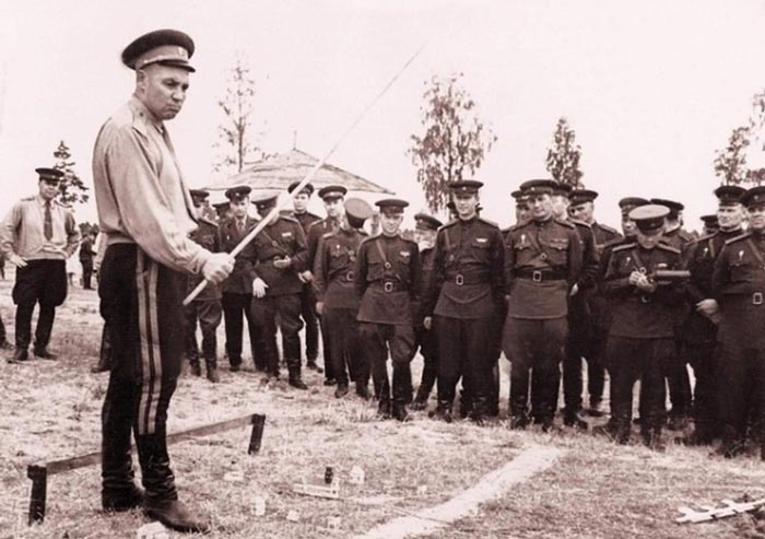 Василий Филиппович Маргелов (слева на переднем плане)