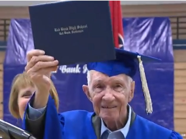 Американец в 93 года окончил школу
