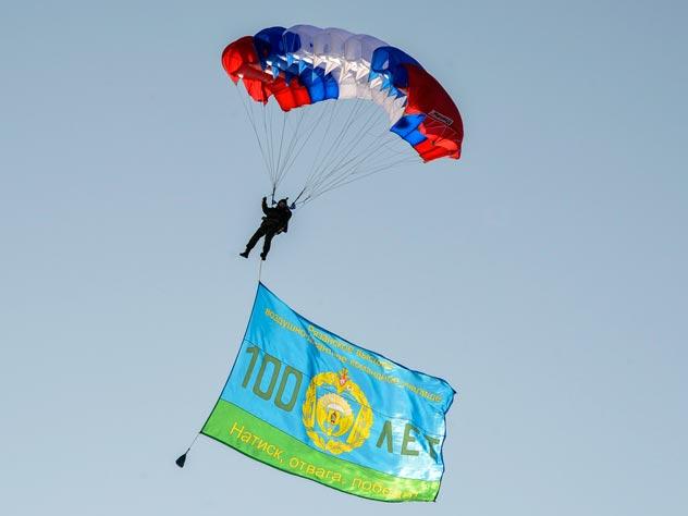 Фото с мероприятия, посвященного присвоению РВВДКУ звания «гвардейское». Фото: mil.ru