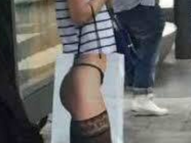 Оптическая иллюзия девушка с пакетом