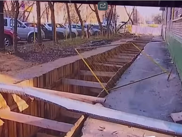 Траншея на 1-й Хуторской улице в Москве