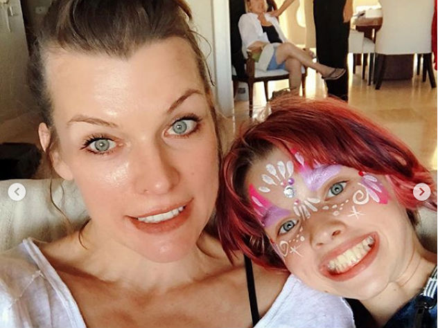 Милла Йовович выложила в Сеть семейные фото