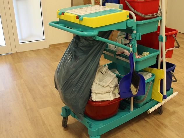 Уборщица заставила покупателей разуваться