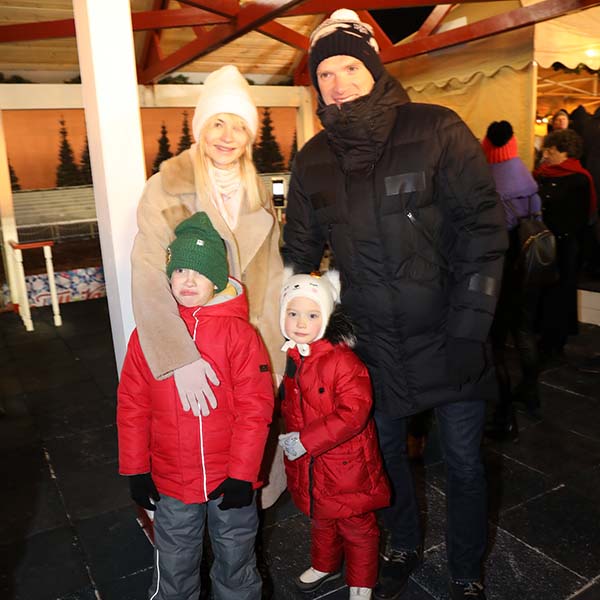 Андрей Бурковский с семьей