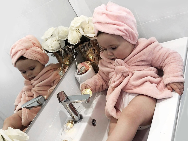 Юная дама принимает ванну