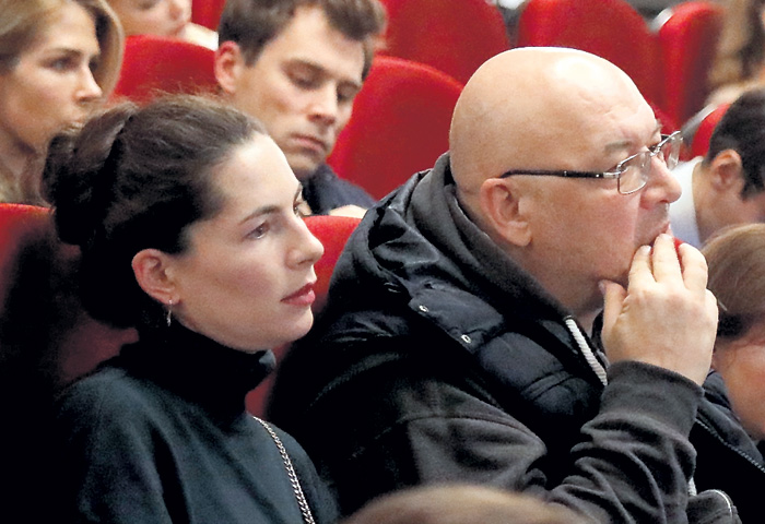 Рядом с очаровательной спутницей актёр Максим СУХАНОВ грыз ногти