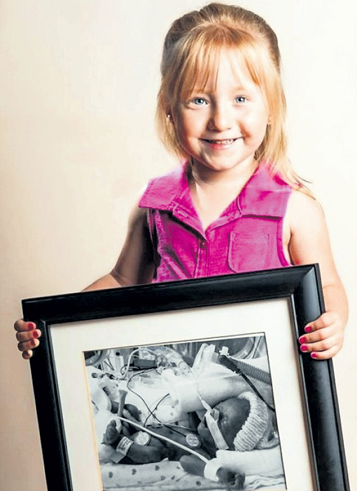 Канадский фотограф Ред МЕТОТ запечатлел детей с портретами их самих в возрасте нескольких часов, доказывая: чаще всего такие малыши с годами ничем не отличаются от сверстников. Фото: Red Methot