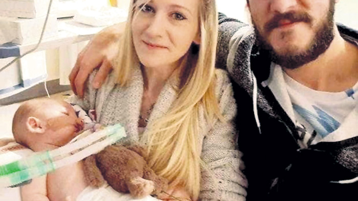 Великобританию потрясла история двухлетнего Альфи ЭВАНСА, который родился совсем маленьким и из-за болезни не мог самостоятельно дышать. Близкие отчаянно пытались спасти кроху, но суд принял решение отключить его от аппарата жизнеобеспечения