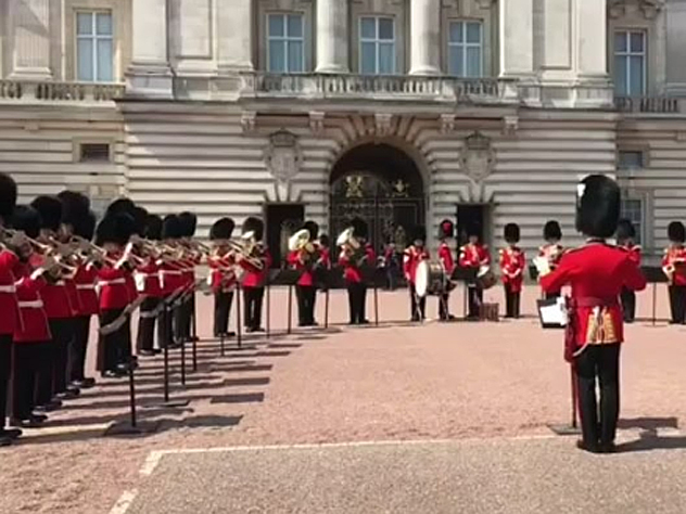 Солдаты охраняют Виндзорский замок и членов королевской семьи