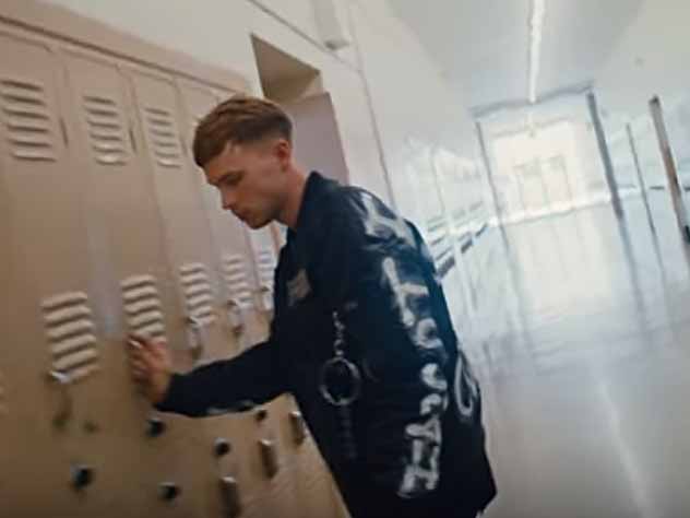 Diesel выпустил бомбер, оскорбляющий ЛГБТ-сообщество