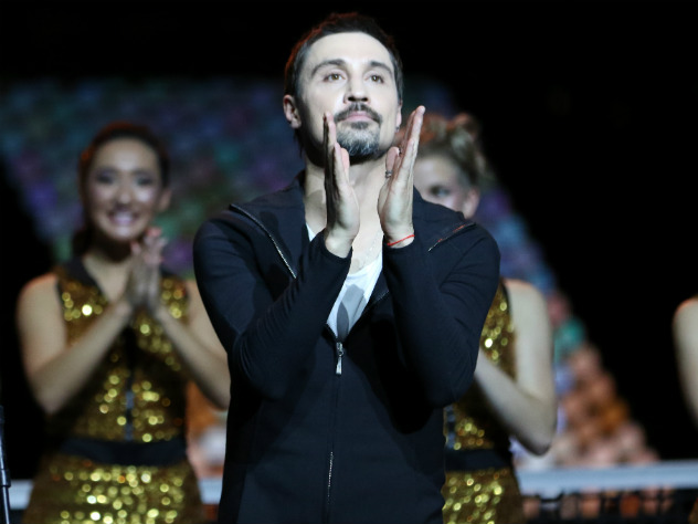 Билан анонсировал новый клип, обнявшись сразу с двумя участницами «Холостяка»