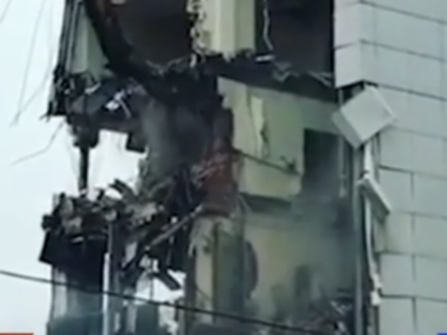 В Москве бизнес-центр во время демонтажа рухнул на дорогу