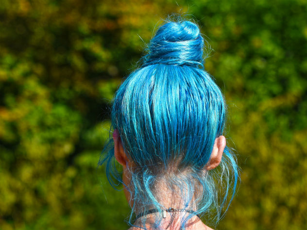 Школьница с синими волосами