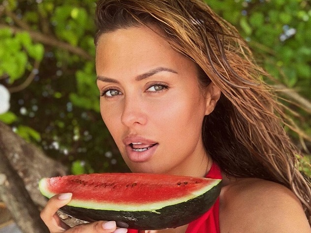 Домработница решила подать в суд на Викторию Боню