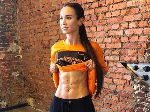 Бузова показала поклонникам накачанный пресс