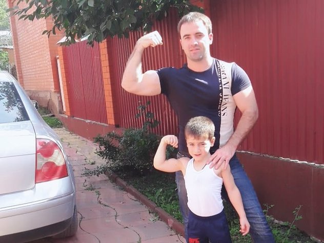 Отец рассказал о тренировках пятилетнего рекордсмена из Чечни