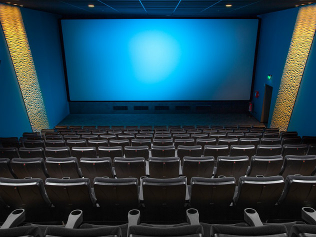 мужчина возмутился показом рекламы в кинотеатре