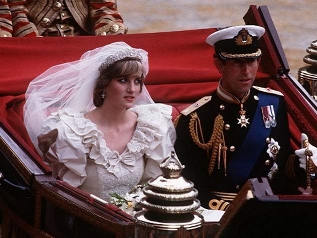 Вещи принцессы Дианы и королевы Елизаветы продадут на аукционе