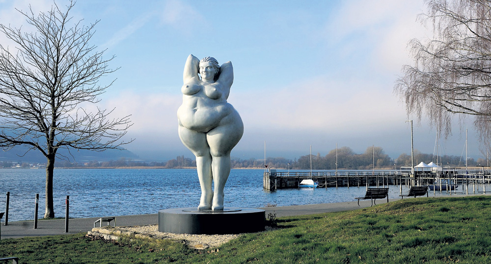«Женщина без весла» немецкого скульптора Мириам Ленк украсила набережную Боденского озера в городе Людвигсхафен