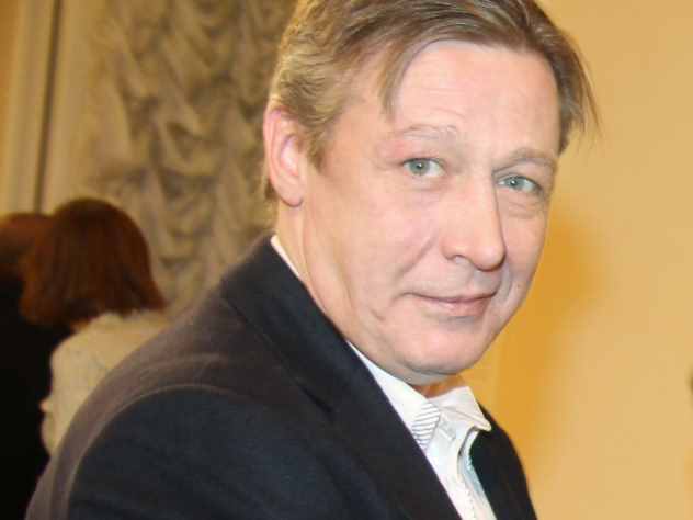 Михаилу Ефремову посоветовали уехать из России