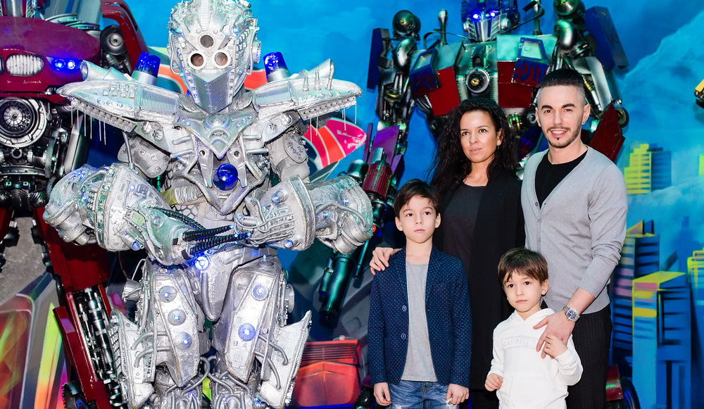 «Восстание машин» - Тимур Родригез с супругой и детьми