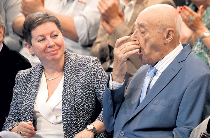 Пригубив коктейль, Владимир Абрамович захотел вздремнуть