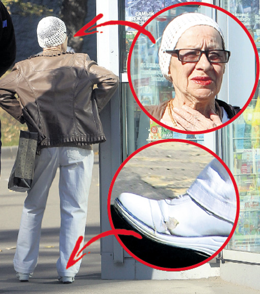 Талантливая артистка вынуждена ходить в дырявых ботинках