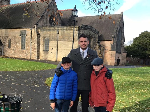 Британец заснял странную фигуру у старинной церкви