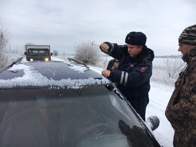 Ростовские полицейские спасают автомобилистов, застигнутых снегопадом врасплох