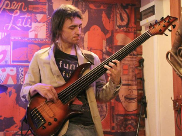 Бас-гитарист Роман Гринев погиб в Москве
