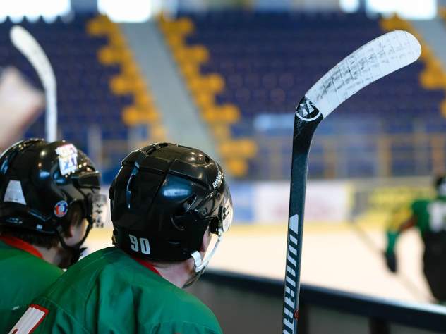 Российский хоккеист подобрал выбитый в матче НХЛ зуб