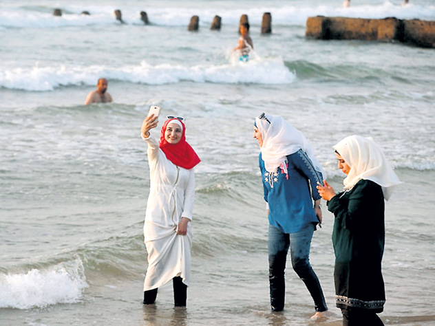 На мужских пляжах в исламской республике нашим туристкам придётся купаться в буркини